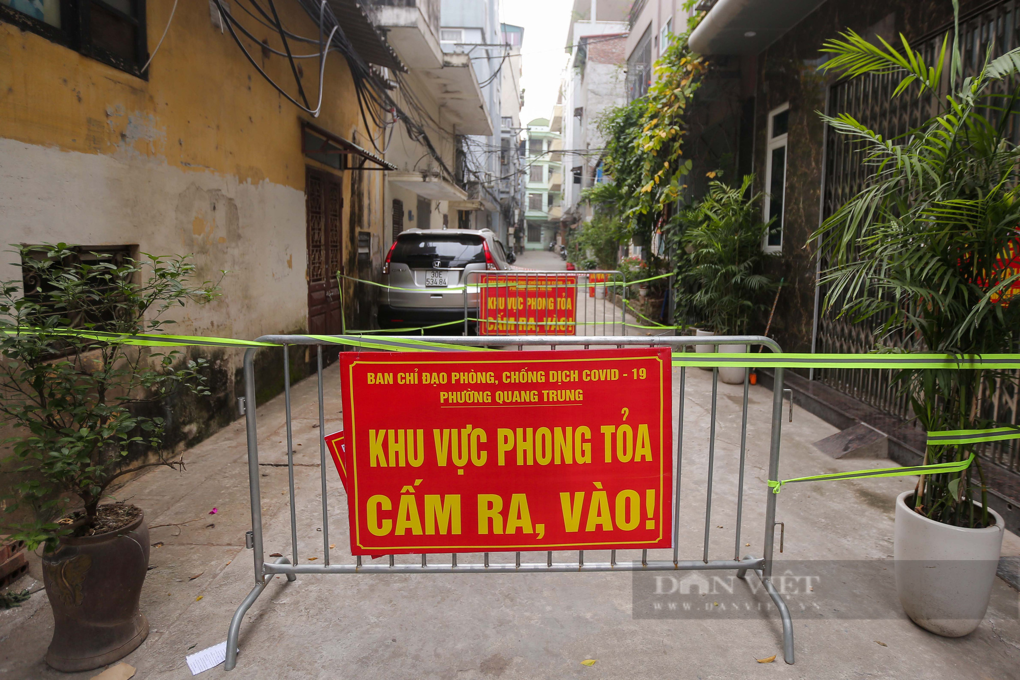 Cận cảnh các điểm cách ly hàng chục F1 tại nhà ở Hà Nội - Ảnh 6.