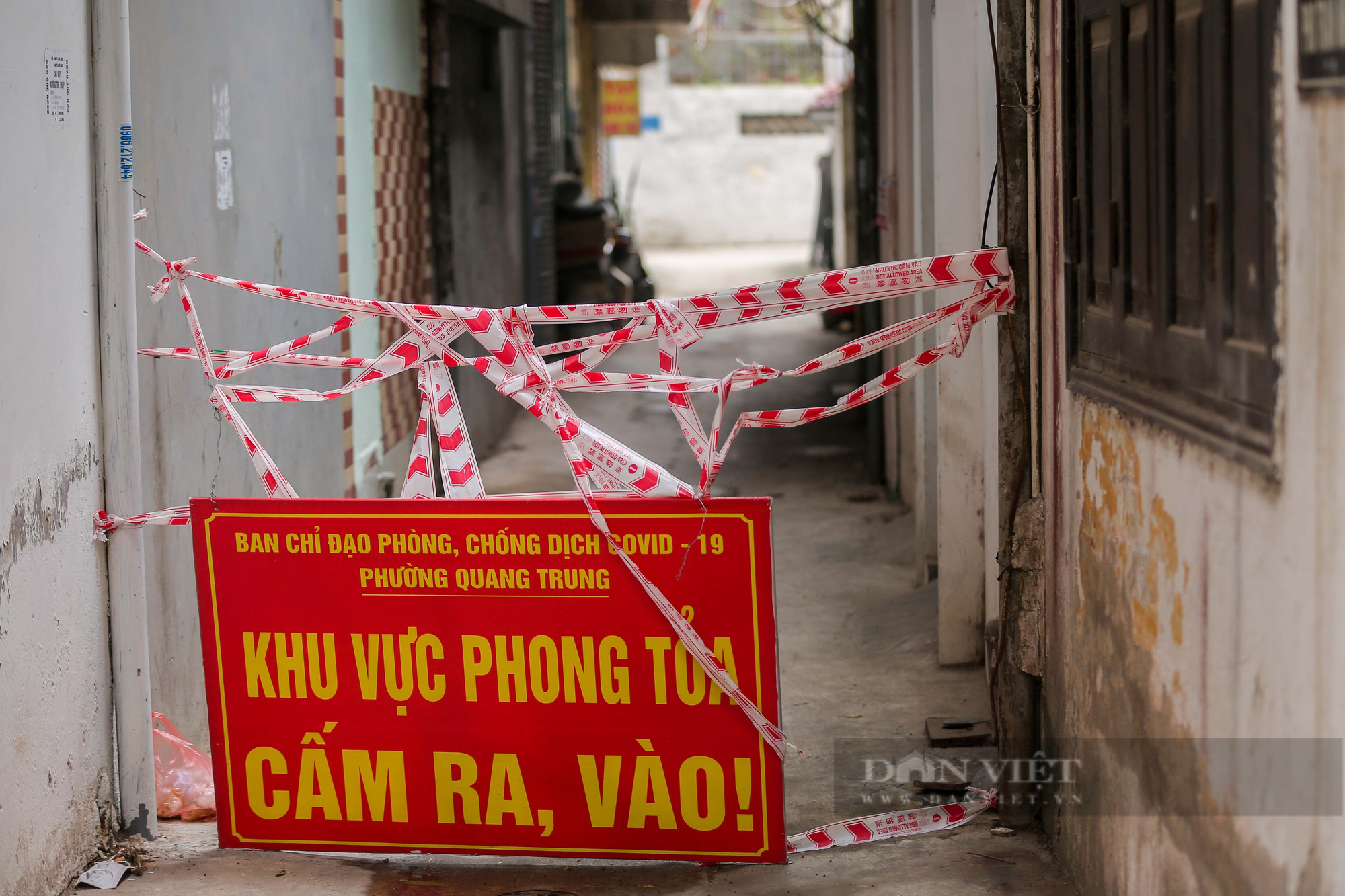 Cận cảnh các điểm cách ly hàng chục F1 tại nhà ở Hà Nội - Ảnh 10.