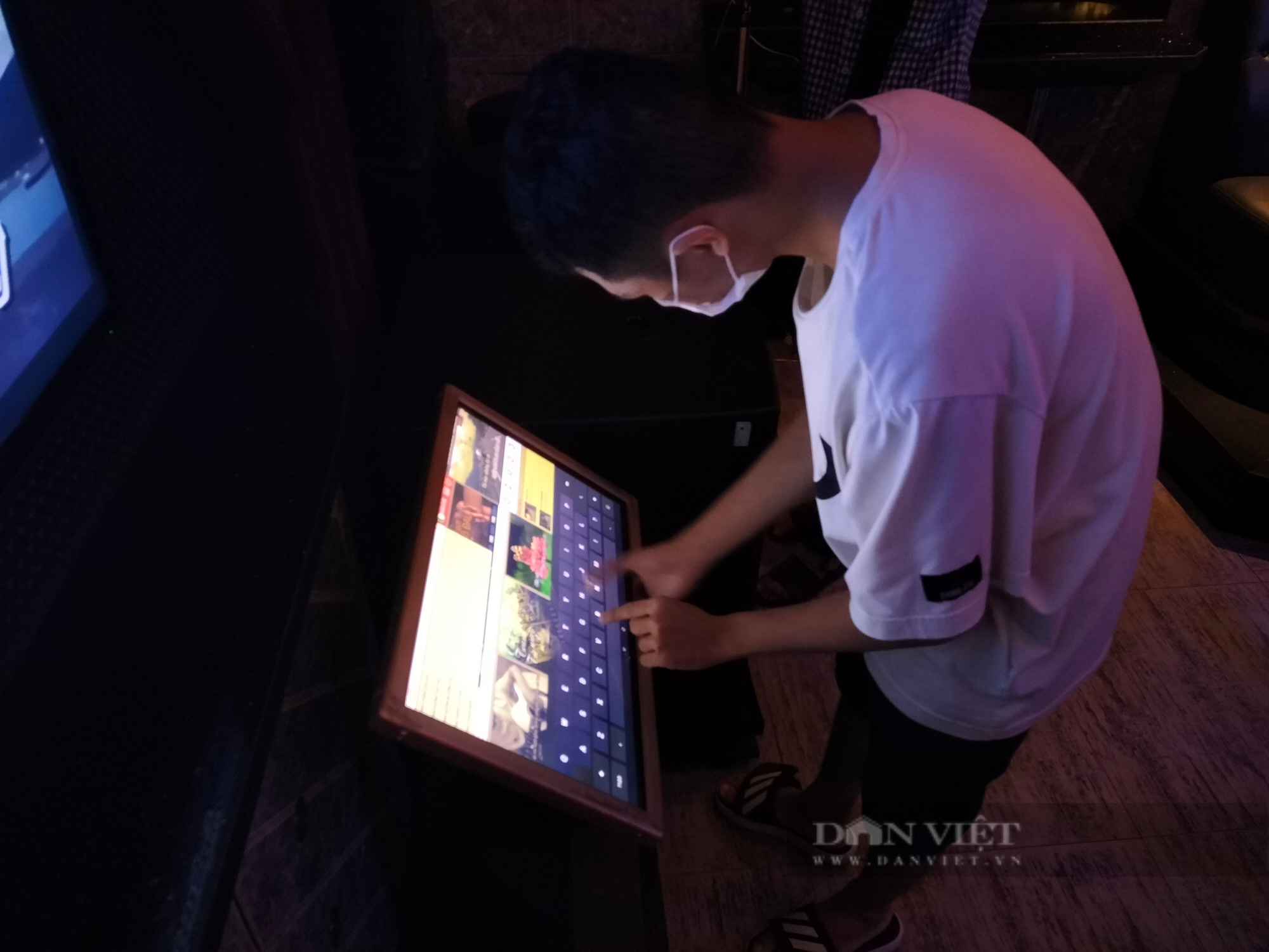 TP.HCM: Khách giảm đến 90% nhưng các quán karaoke vẫn phấn khởi, vui mừng - Ảnh 4.