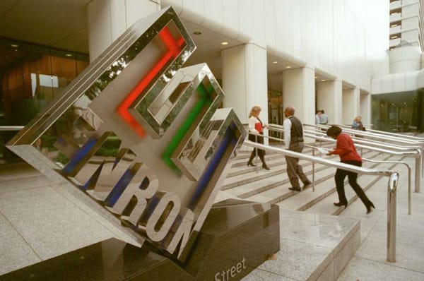 Năm 2001, công ty năng lượng Enron đã bị khai tử do gian lận dưới sự trợ giúp của đại gia kiểm toán Arthur Andersen. Sau đó công ty kiểm toán Arthur Andersen cũng sụp đổ do không còn ai thuê dịch vụ của họ. Ảnh: Happy Live. Năm 2001, công ty năng lượng Enron đã bị khai tử do gian lận dưới sự trợ giúp của đại gia kiểm toán Arthur Andersen. Sau đó công ty kiểm toán Arthur Andersen cũng sụp đổ do không còn ai thuê dịch vụ của họ. Ảnh: Happy Live.