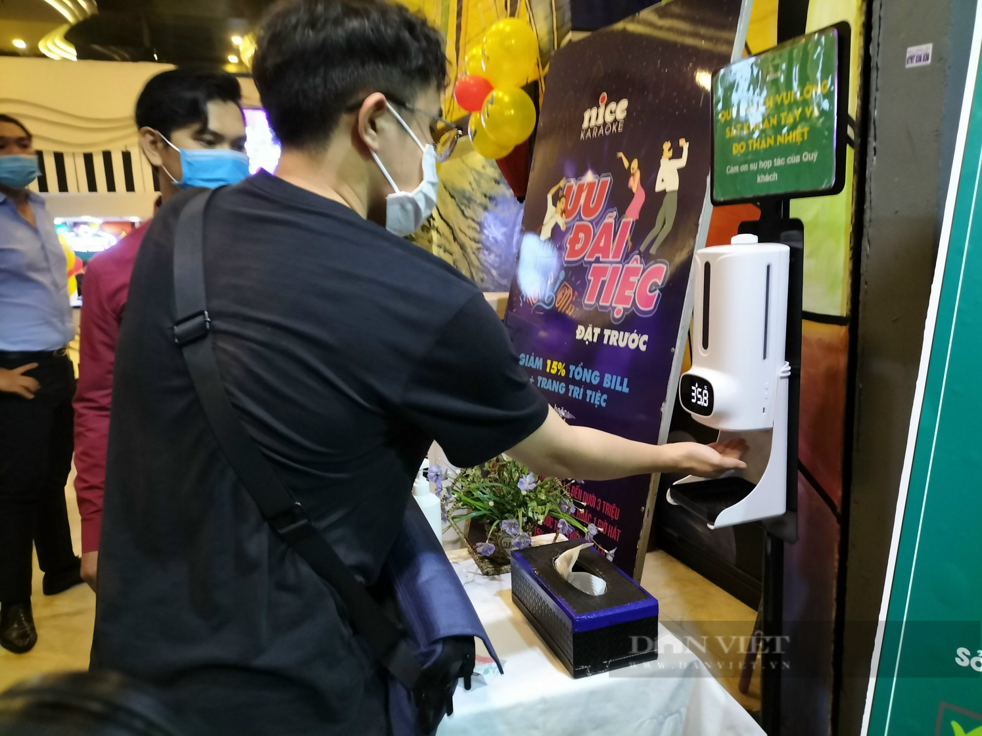 TP.HCM: Khách giảm đến 90% nhưng các quán karaoke vẫn phấn khởi, vui mừng - Ảnh 7.