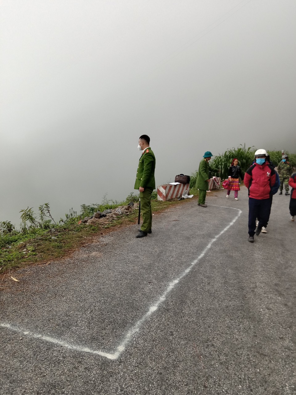 Hà Giang: Ô tô chở 4 người lao xuống đèo Mã Pì Lèng, 3 người tử vong - Ảnh 2.