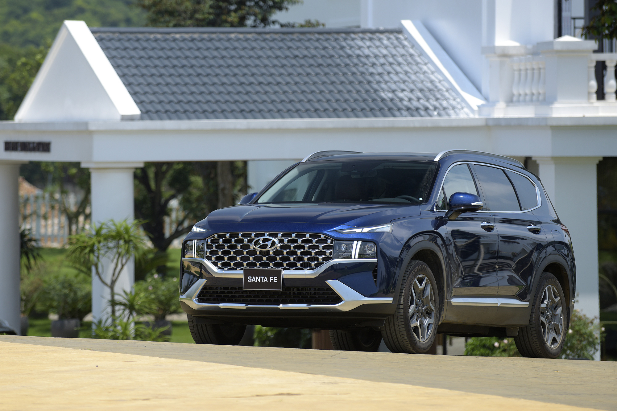 Giá xe Hyundai Santa Fe lăn bánh tháng 11/2021, xe hot rục rịch tăng giá - Ảnh 1.