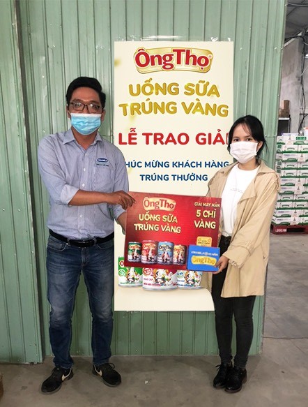 Người tiêu dùng nhân đôi niềm vui khi bất ngờ trúng 1 lượng vàng từ chương trình “Uống sữa Ông Thọ, trúng vàng” - Ảnh 3.