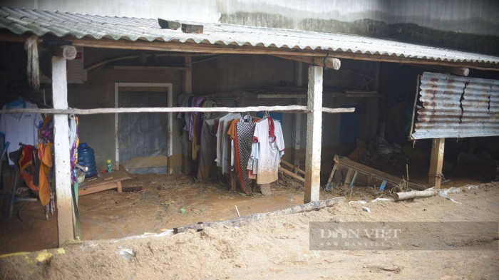 'Áo xanh' lấm lem bùn đất giúp dân sau vụ sạt lở núi Cấm kinh hoàng  - Ảnh 3.