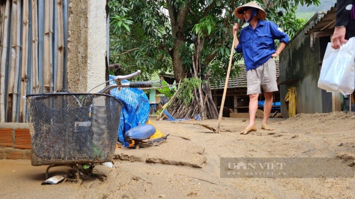 'Áo xanh' lấm lem bùn đất giúp dân sau vụ sạt lở núi Cấm kinh hoàng  - Ảnh 7.