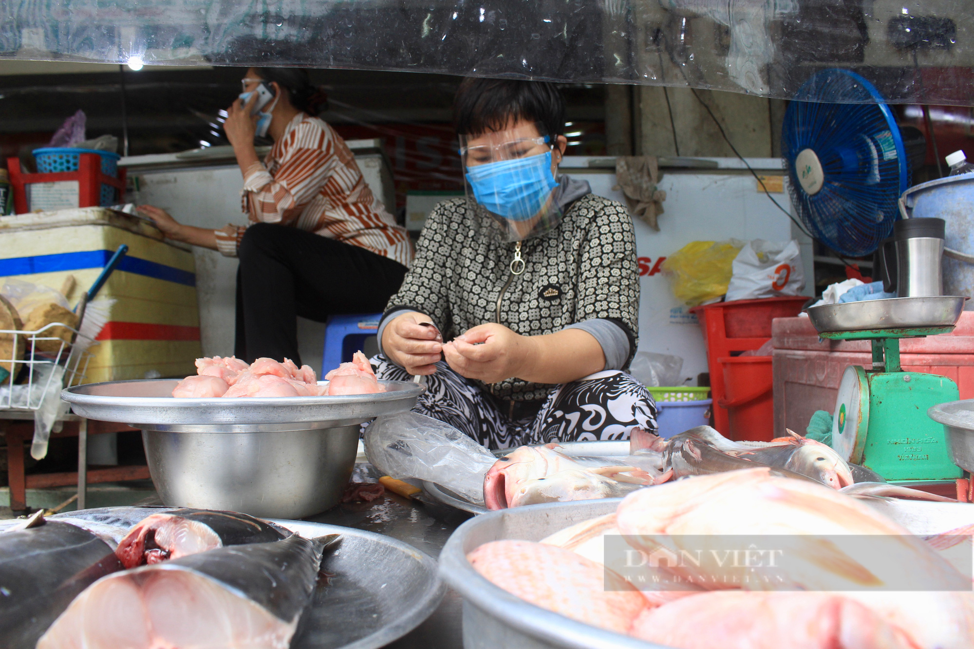 Chợ đầu mối Bình Điền hoạt động lại, hơn một nửa chợ truyền thống mở cửa - Ảnh 3.
