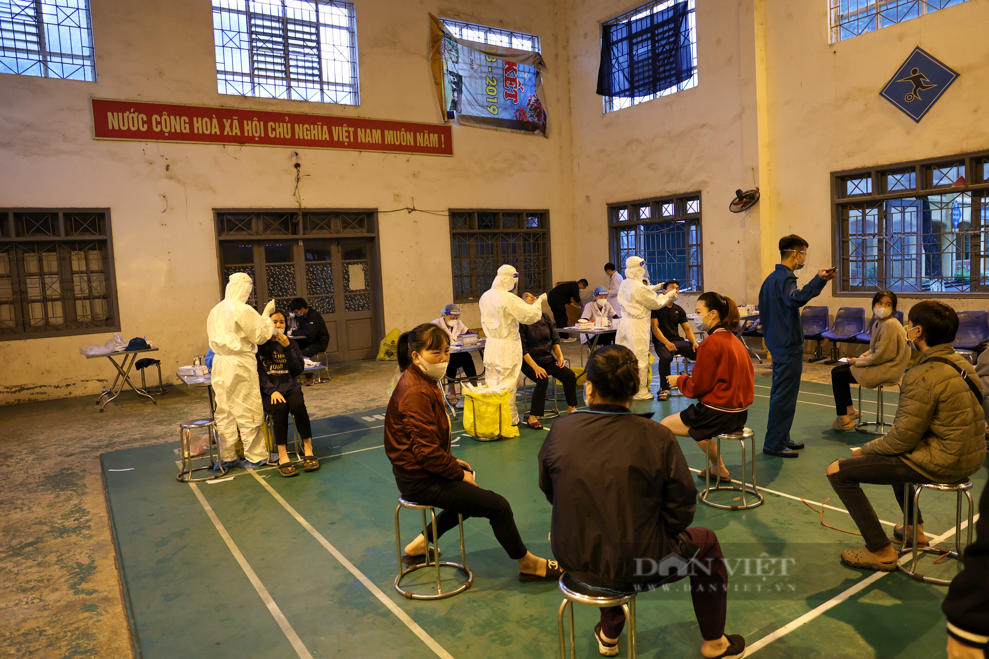 Hà Nội đóng cửa chợ vải lớn nhất miền Bắc, khẩn trương lấy mẫu xét nghiệm hơn 4000 người - Ảnh 7.
