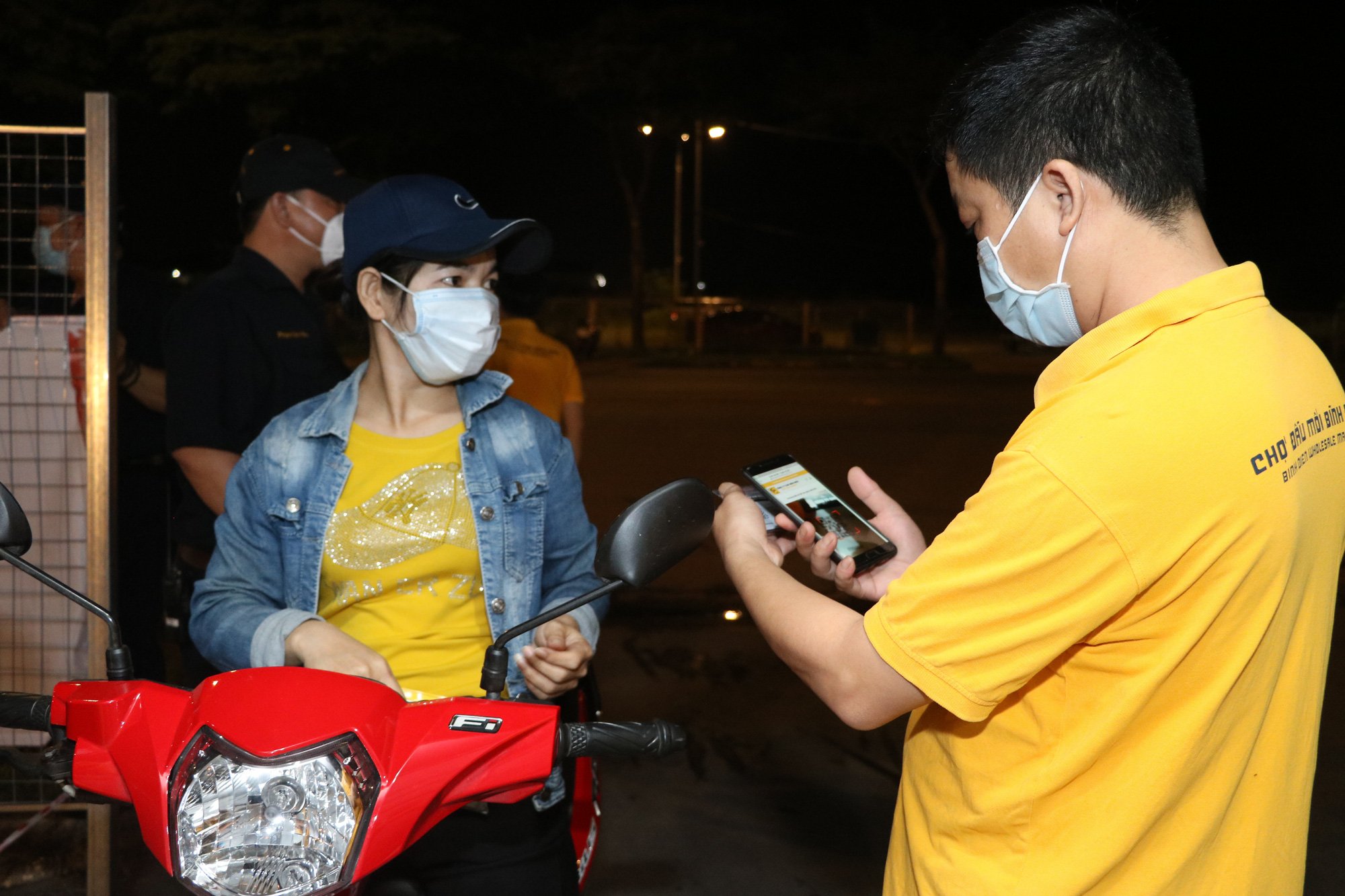 Chợ đầu mối Bình Điền hoạt động lại, hơn một nửa chợ truyền thống mở cửa - Ảnh 2.