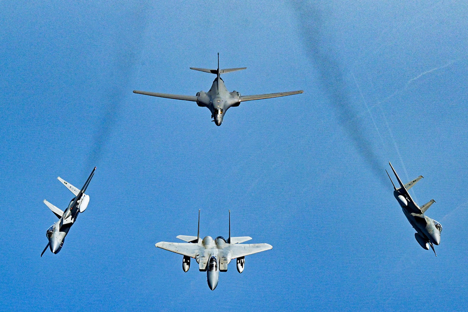 Mỹ điều 'quái vật' B-1B bay tới Trung Đông nắn gân Iran giữa căng thẳng - Ảnh 1.