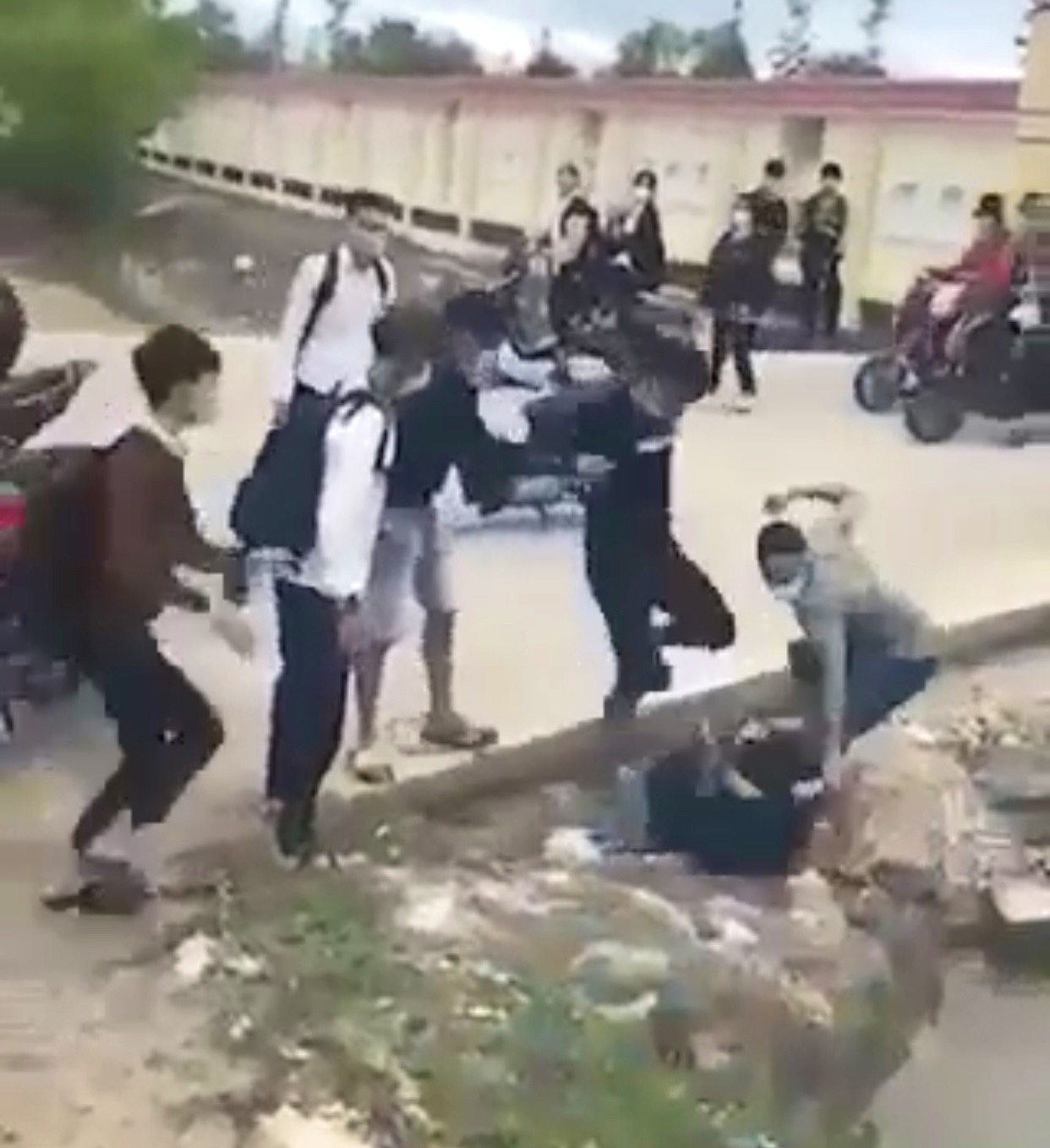Xem xét khởi tố 2 đối tượng lao vào đấm, đá 1 nam sinh trước cổng trường tội cố ý gây thương tích - Ảnh 2.
