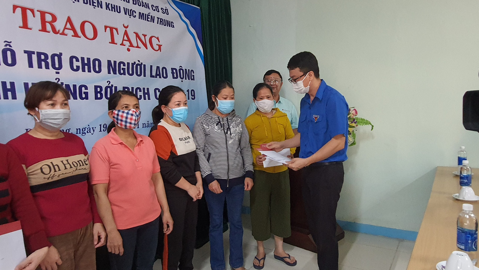 Đà Nẵng: Hàng trăm suất quà yêu thương đến với người lao động có hoàn cảnh khó khăn do ảnh hưởng Covid-19 - Ảnh 4. Đà Nẵng: Hàng trăm suất quà yêu thương đến với người lao động có hoàn cảnh khó khăn do ảnh hưởng Covid-19 - Ảnh 4.