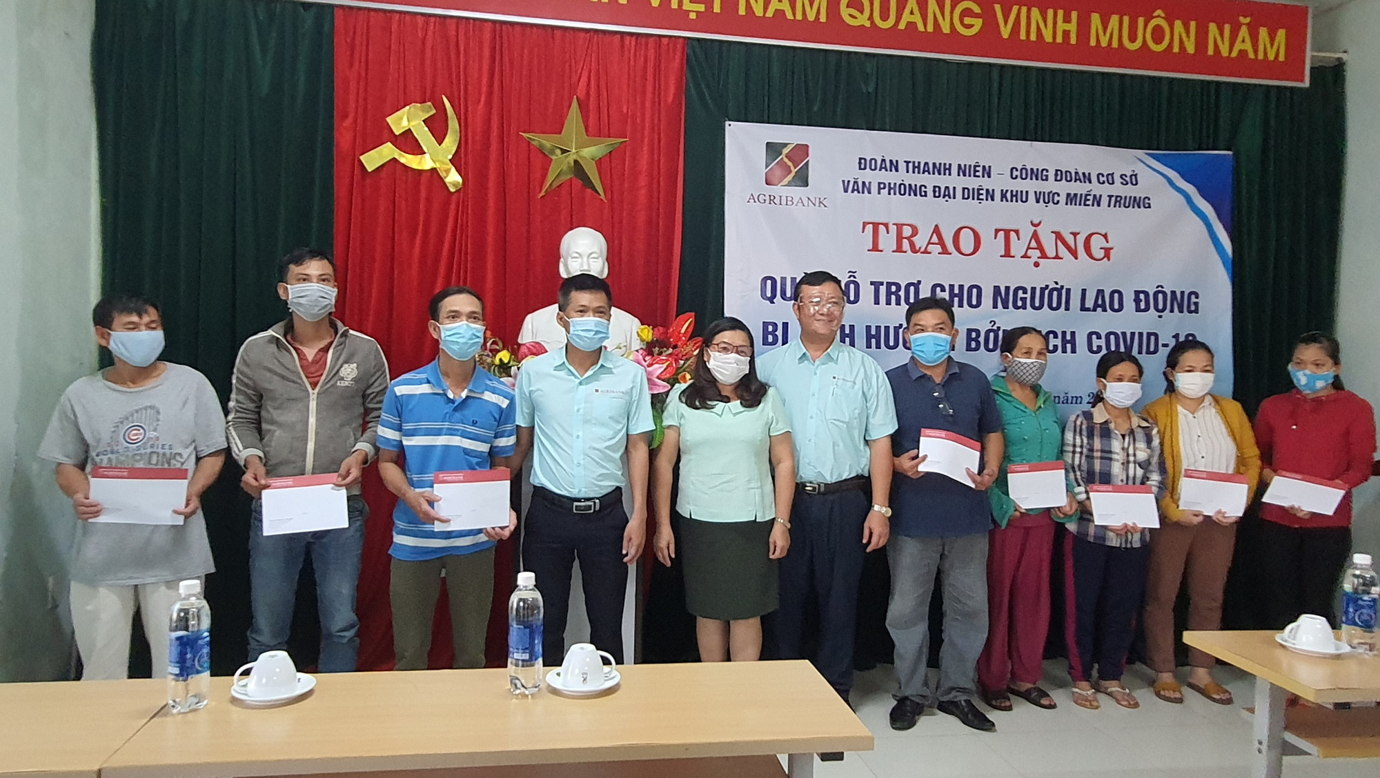 Đà Nẵng: Hàng trăm suất quà yêu thương đến với người lao động có hoàn cảnh khó khăn do ảnh hưởng Covid-19 - Ảnh 5. Đà Nẵng: Hàng trăm suất quà yêu thương đến với người lao động có hoàn cảnh khó khăn do ảnh hưởng Covid-19 - Ảnh 5.