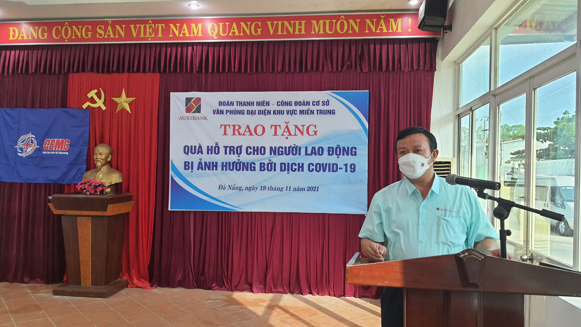 Đà Nẵng: Hàng trăm suất quà yêu thương đến với người lao động có hoàn cảnh khó khăn do ảnh hưởng Covid-19 - Ảnh 1. Đà Nẵng: Hàng trăm suất quà yêu thương đến với người lao động có hoàn cảnh khó khăn do ảnh hưởng Covid-19 - Ảnh 1.