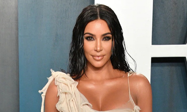 Kim &quot;siêu vòng 3&quot; hợp tác với Leeds thực hiện 1 dự án đầy tính nhân đạo - Ảnh 3.