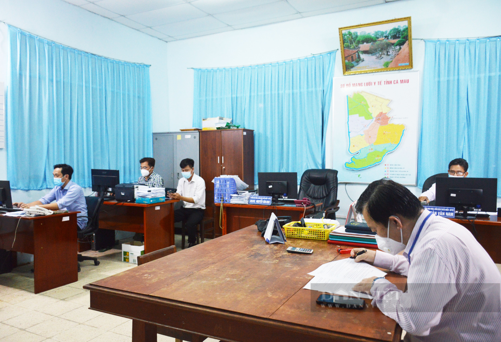 Một ngày cùng những “chiến sỹ” nơi tuyến đầu chống dịch ở Cà Mau - Ảnh 2.