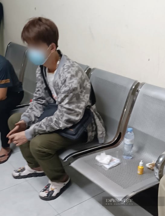 Hà Nội: Giây phút giải cứu thanh niên định nhảy tầng 16 chung cư Linh Đàm tự tử  - Ảnh 3.