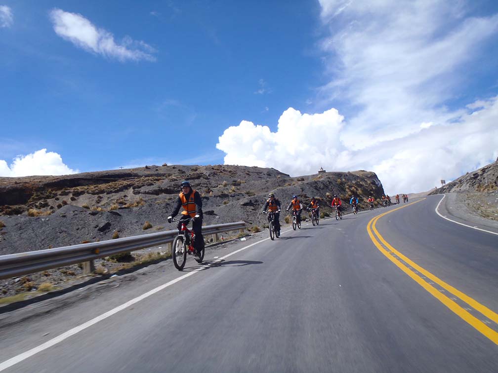 Trải nghiệm mạo hiểm trên con đường tử thần ở Bolivia - Ảnh 2.