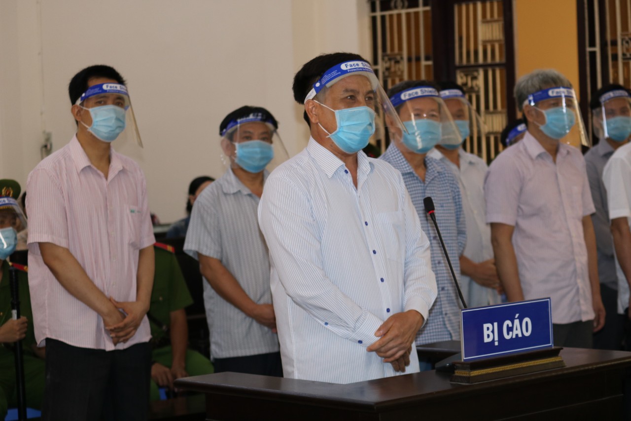 Luật sư dương tính với SARS-CoV-2, tòa hoãn xét xử cựu Chủ tịch TP.Trà Vinh - Ảnh 2.