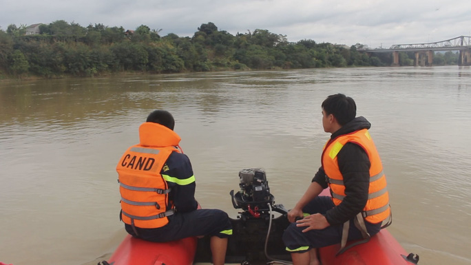 Đắk Lắk: Hơn 30 cán bộ, chiến sĩ được cử tìm kiếm thiếu niên nghi nhảy cầu tự tử - Ảnh 2.