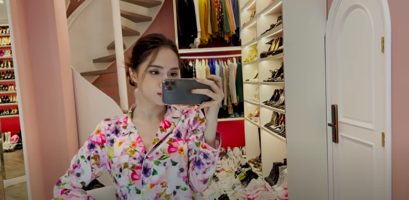 Biệt thự &quot;khủng&quot; của Hoa hậu Hương Giang gây choáng vì góc nào cũng phủ đầy đồ hiệu - Ảnh 1.