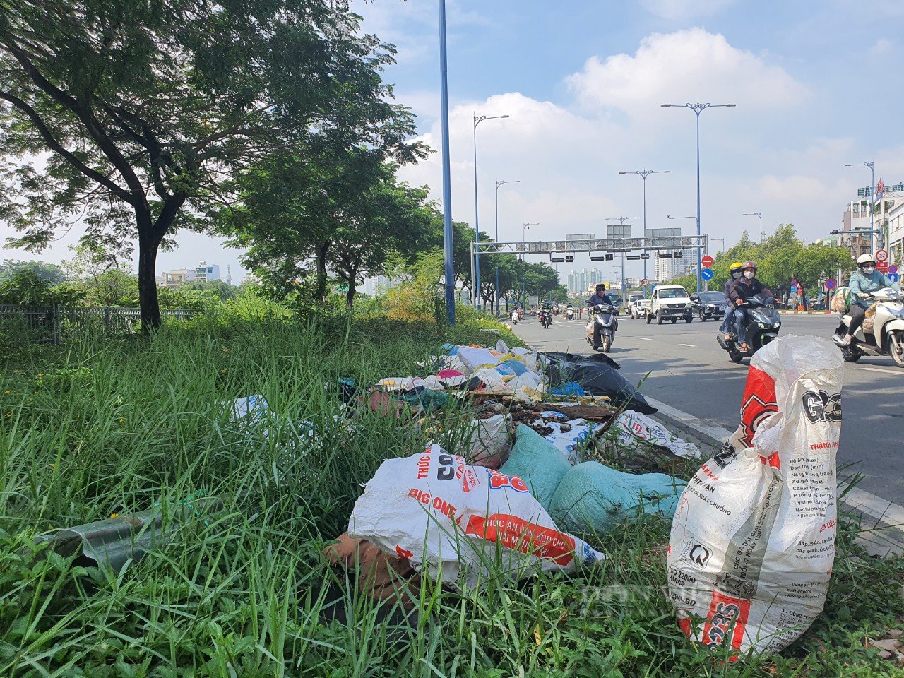 Nhiều bãi rác xuất hiện ở khu vực nội đô TP.HCM làm mất mỹ quan đô thị - Ảnh 2.