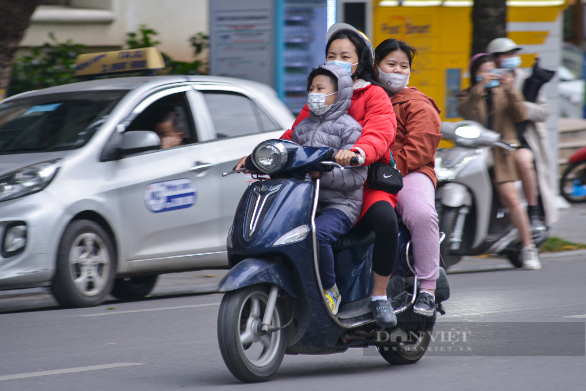 Hà Nội: Không khí lạnh tràn về người dân phải mặc thêm áo ấm, quàng khăn chống rét - Ảnh 9.