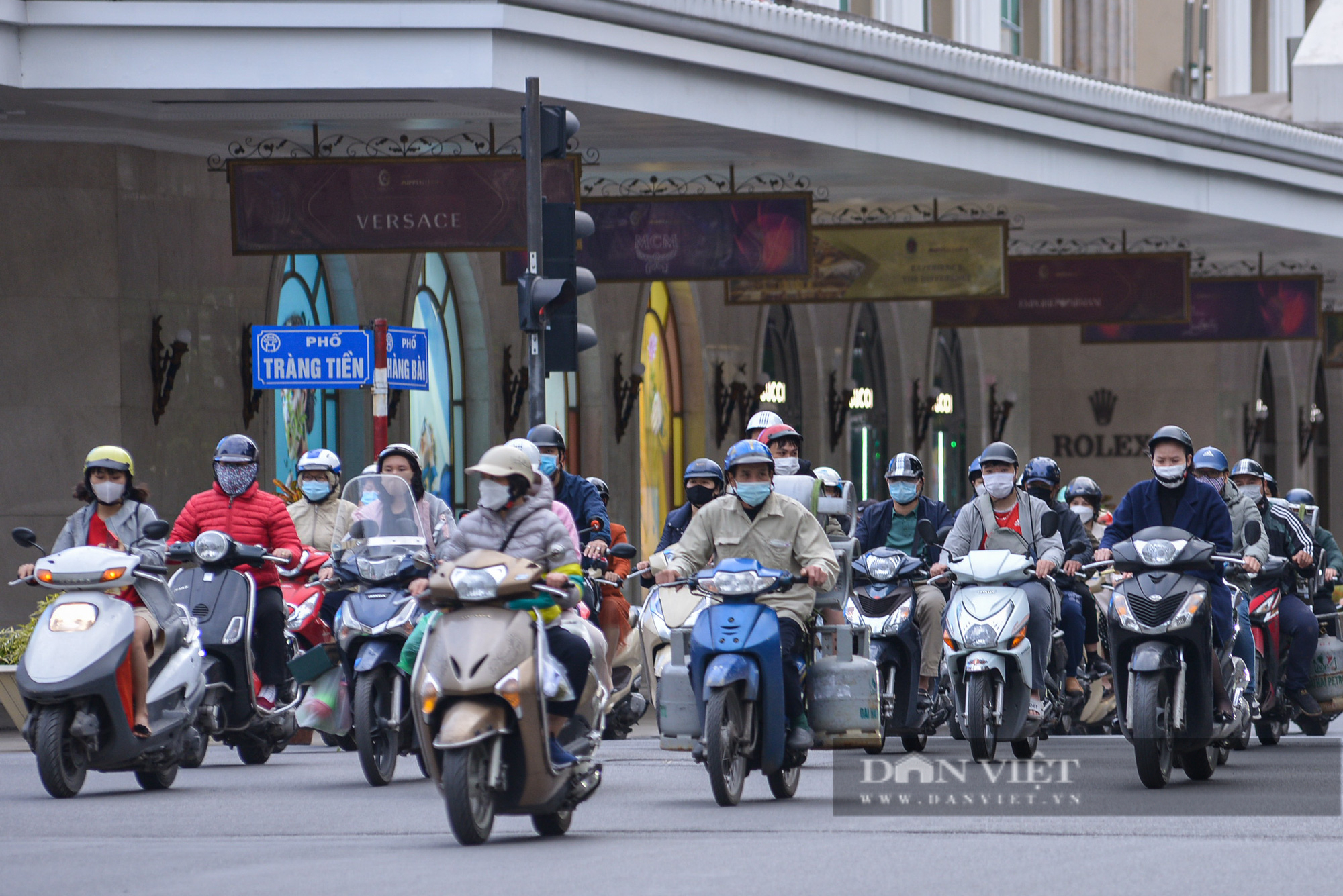 Hà Nội: Không khí lạnh tràn về người dân phải mặc thêm áo ấm, quàng khăn chống rét - Ảnh 1.