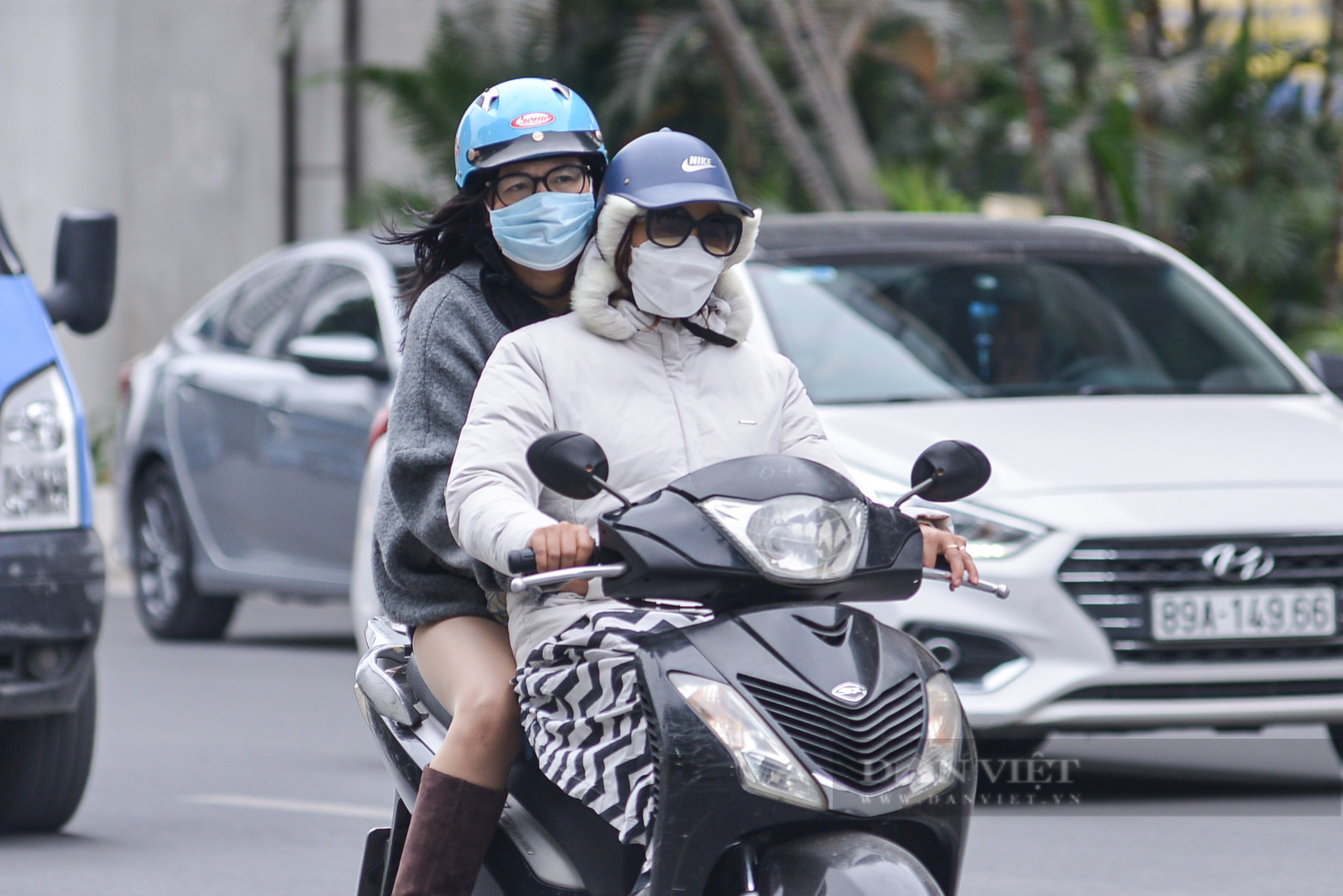 Hà Nội: Không khí lạnh tràn về người dân phải mặc thêm áo ấm, quàng khăn chống rét - Ảnh 8.