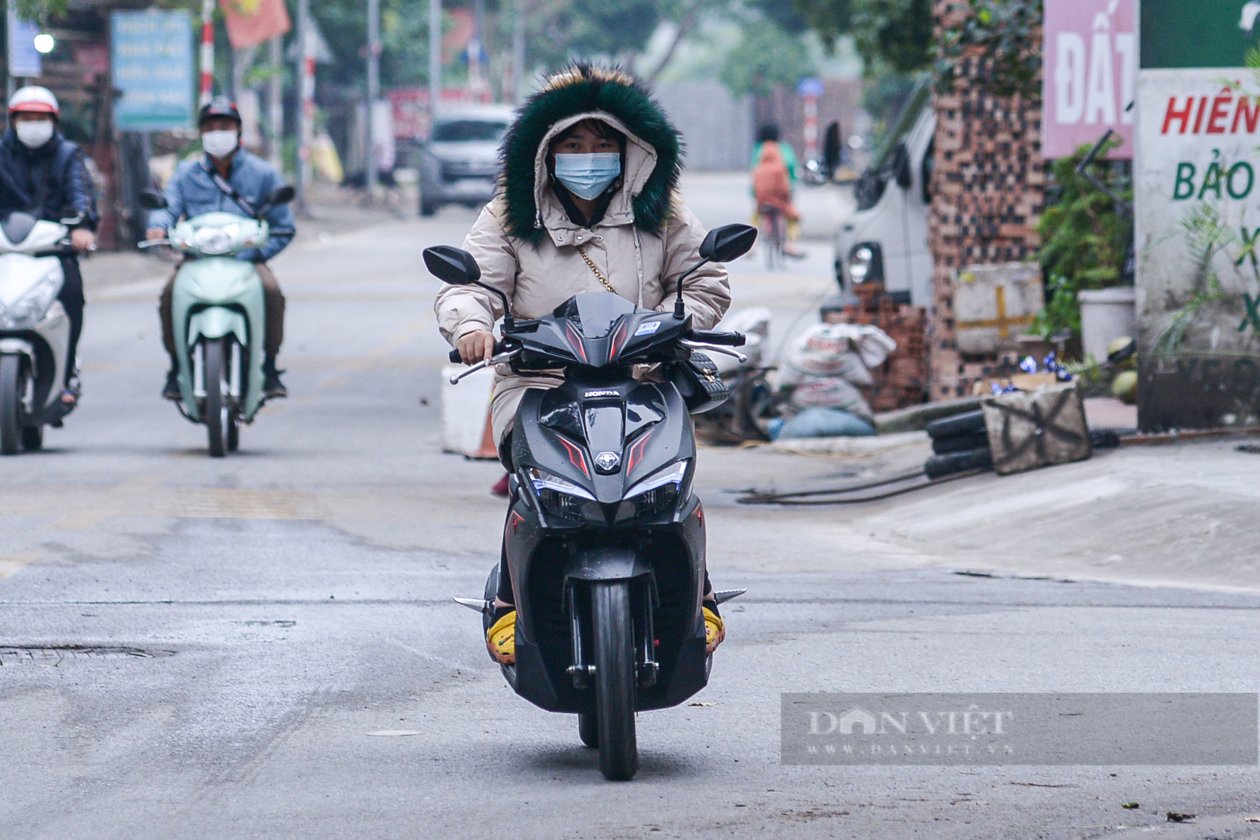 Hà Nội: Không khí lạnh tràn về người dân phải mặc thêm áo ấm, quàng khăn chống rét - Ảnh 3.