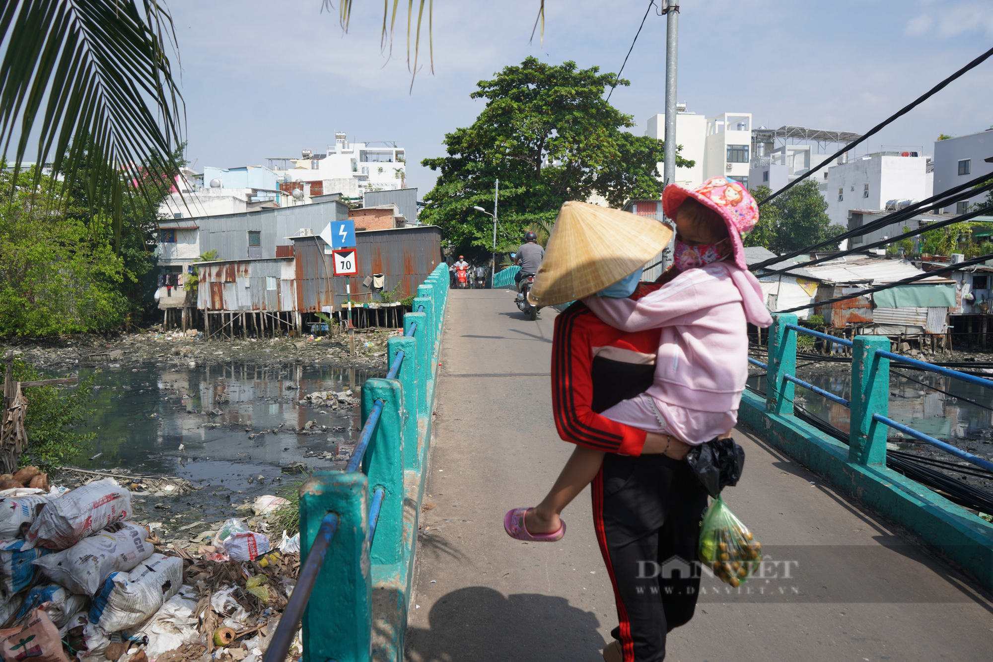 Người dân sống bên con rạch ngập rác, tối ngủ chung với chuột - Ảnh 3.