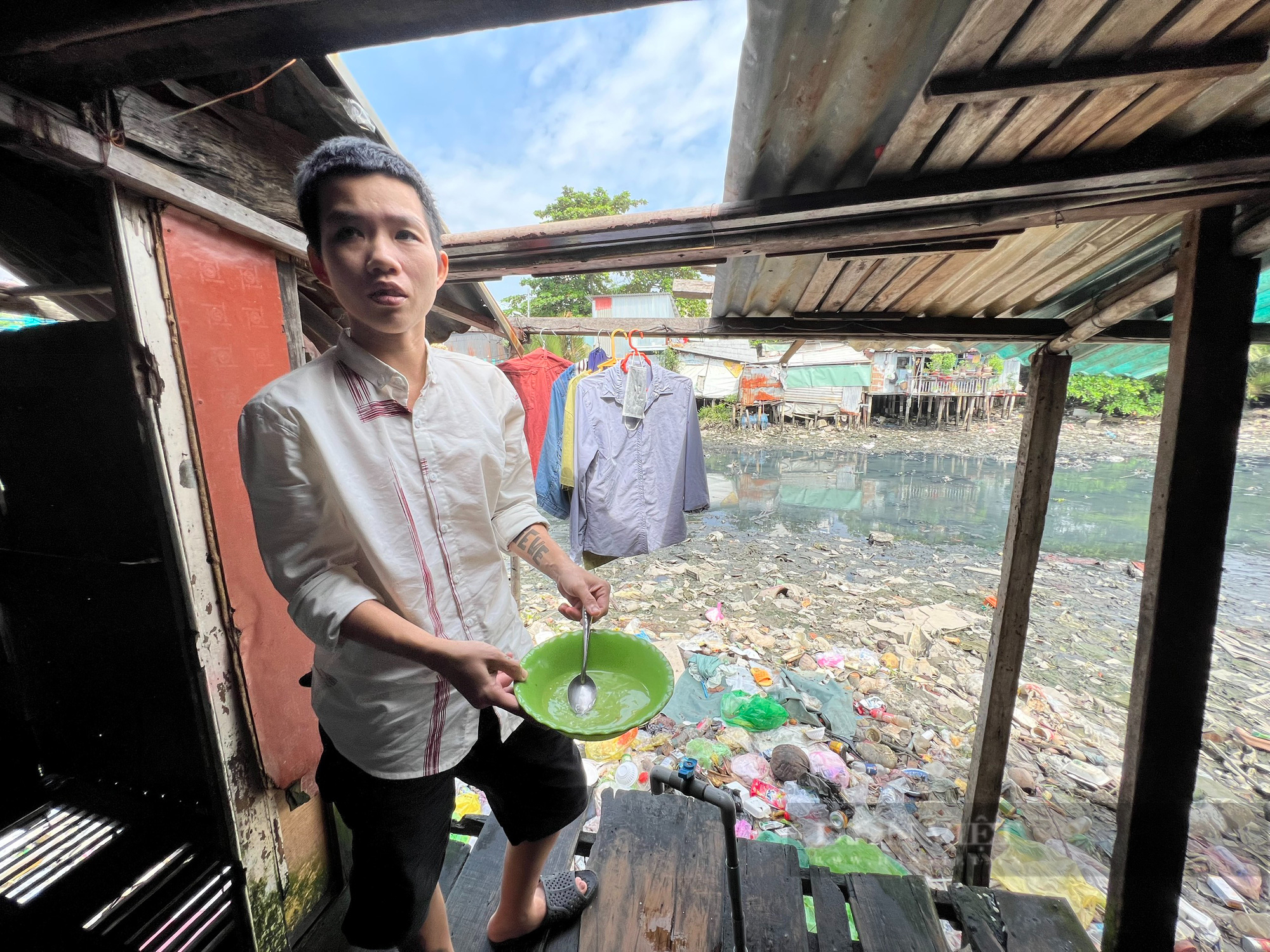 Người dân sống bên con rạch ngập rác, tối ngủ chung với chuột - Ảnh 7.