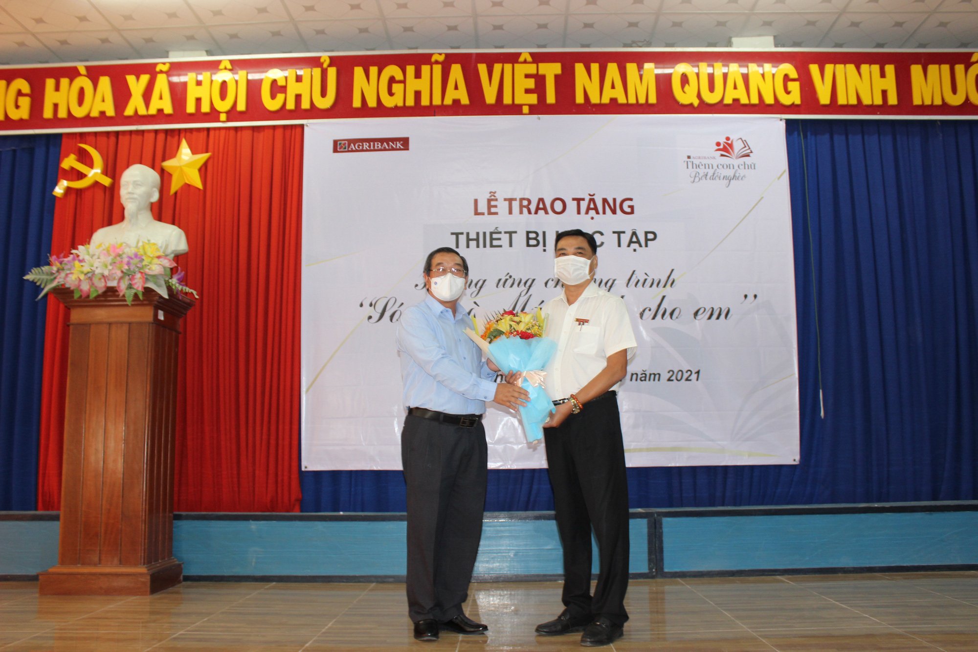 Agribank An Giang trao tặng thiết bị học trực tuyến cho các trường học ở vùng sâu, vùng xa, biên giới - Ảnh 2.