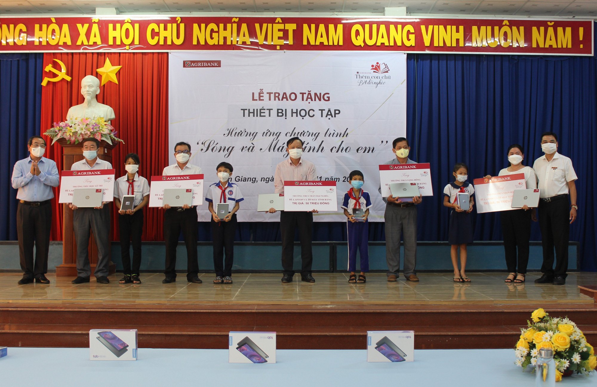 Agribank An Giang trao tặng thiết bị học trực tuyến cho các trường học ở vùng sâu, vùng xa, biên giới - Ảnh 1.