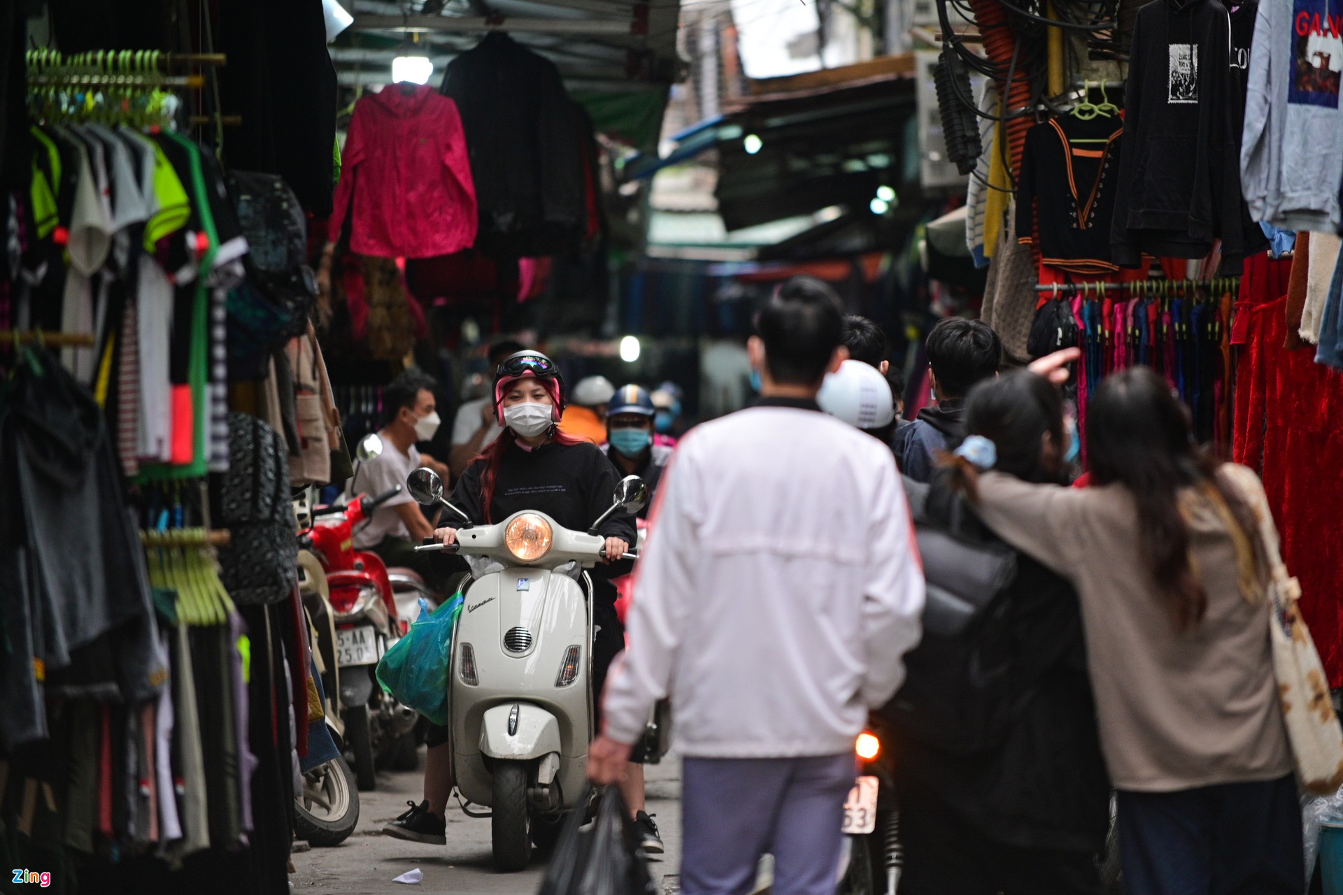 Săn thời trang giá rẻ chợ Hà Nội - Ảnh 1.