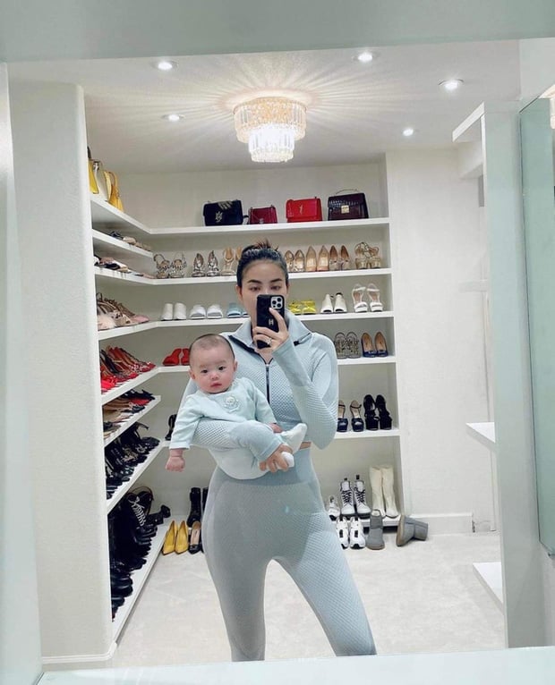 Biệt thự &quot;khủng&quot; của Hoa hậu Phạm Hương ở Mỹ góc nào cũng sang chảnh, phủ đầy đồ hiệu - Ảnh 4.