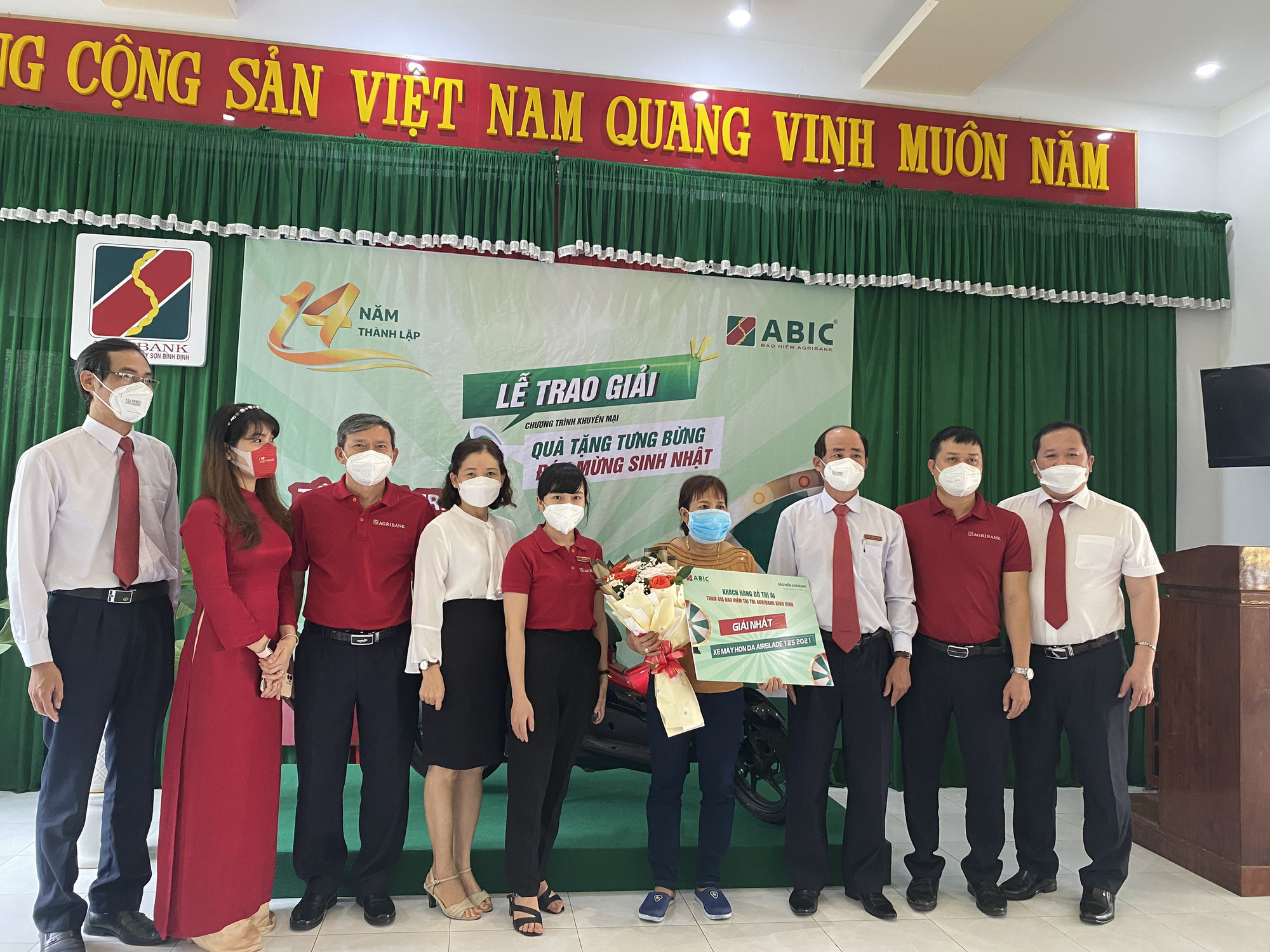 Bảo hiểm Agribank trao giải cho khách hàng may mắn trúng thưởng Chương trình “Quà tặng tưng bừng – Đón mừng sinh nhật” - Ảnh 1.