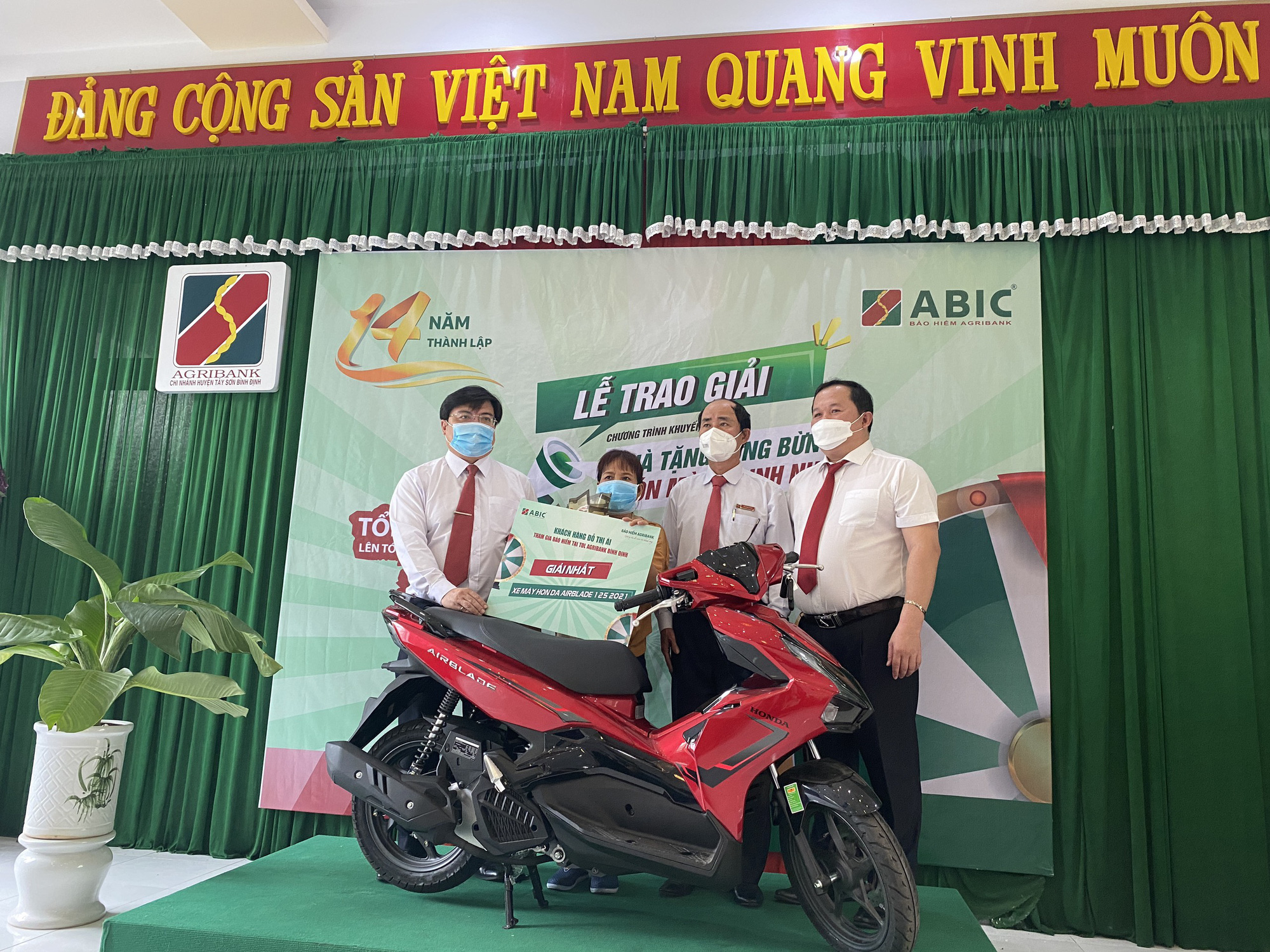 Bảo hiểm Agribank trao giải cho khách hàng may mắn trúng thưởng Chương trình “Quà tặng tưng bừng – Đón mừng sinh nhật” - Ảnh 2.