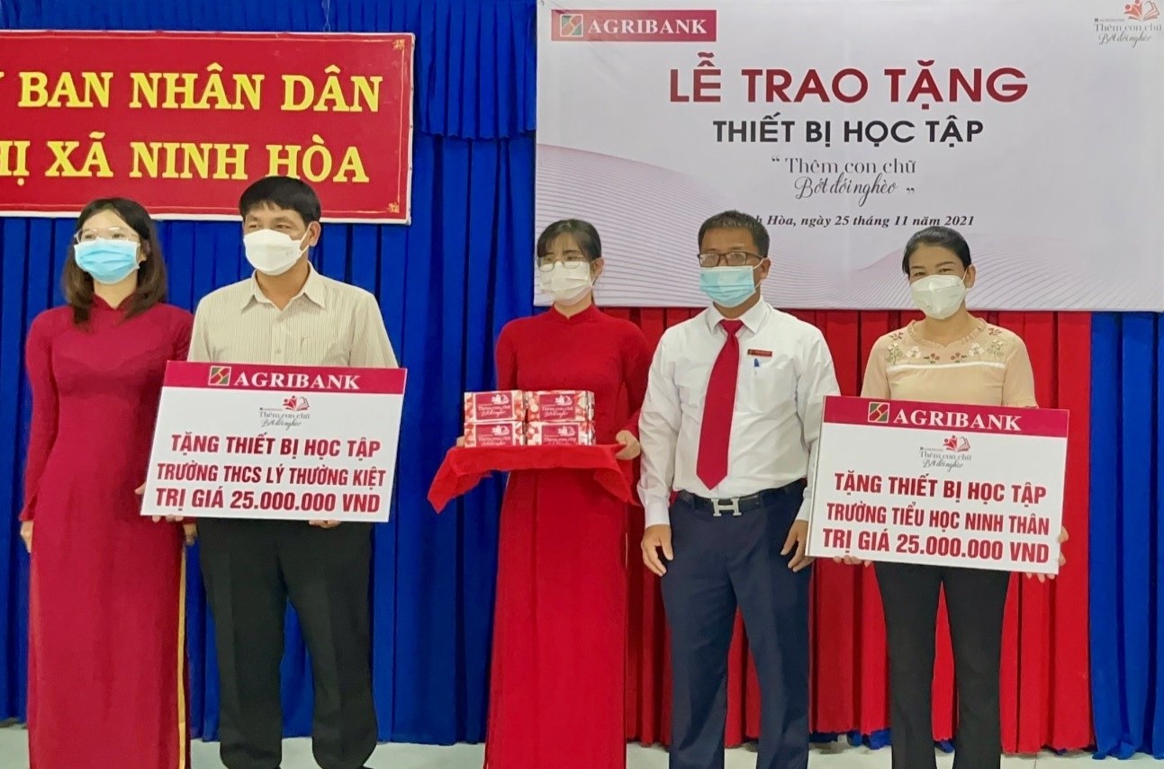 "Thêm con chữ, bớt đói nghèo" đến với các học sinh có hoàn cảnh khó khăn Ninh Hòa - Ảnh 1. "Thêm con chữ, bớt đói nghèo" đến với các học sinh có hoàn cảnh khó khăn Ninh Hòa - Ảnh 1.