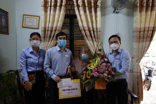 PC Đắk Lắk: Tặng bò giống cho hộ nghèo buôn kết nghĩa M'Riu - Ảnh 2.