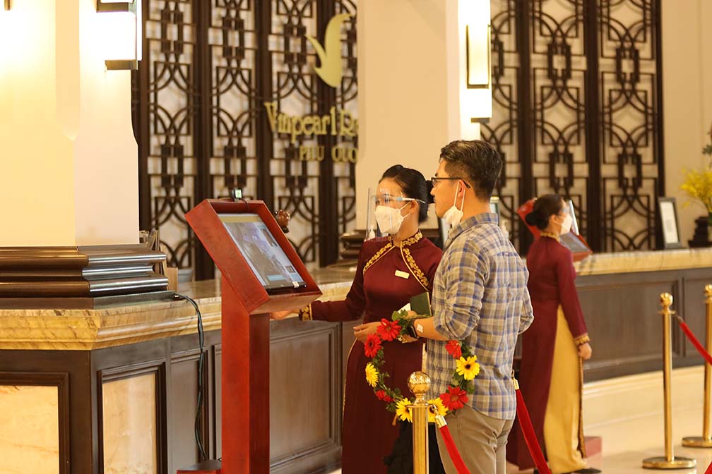 Biến thể Covid-19 mới Omicron, Việt Nam có nên hạn chế đón khách quốc tế? - Ảnh 1.