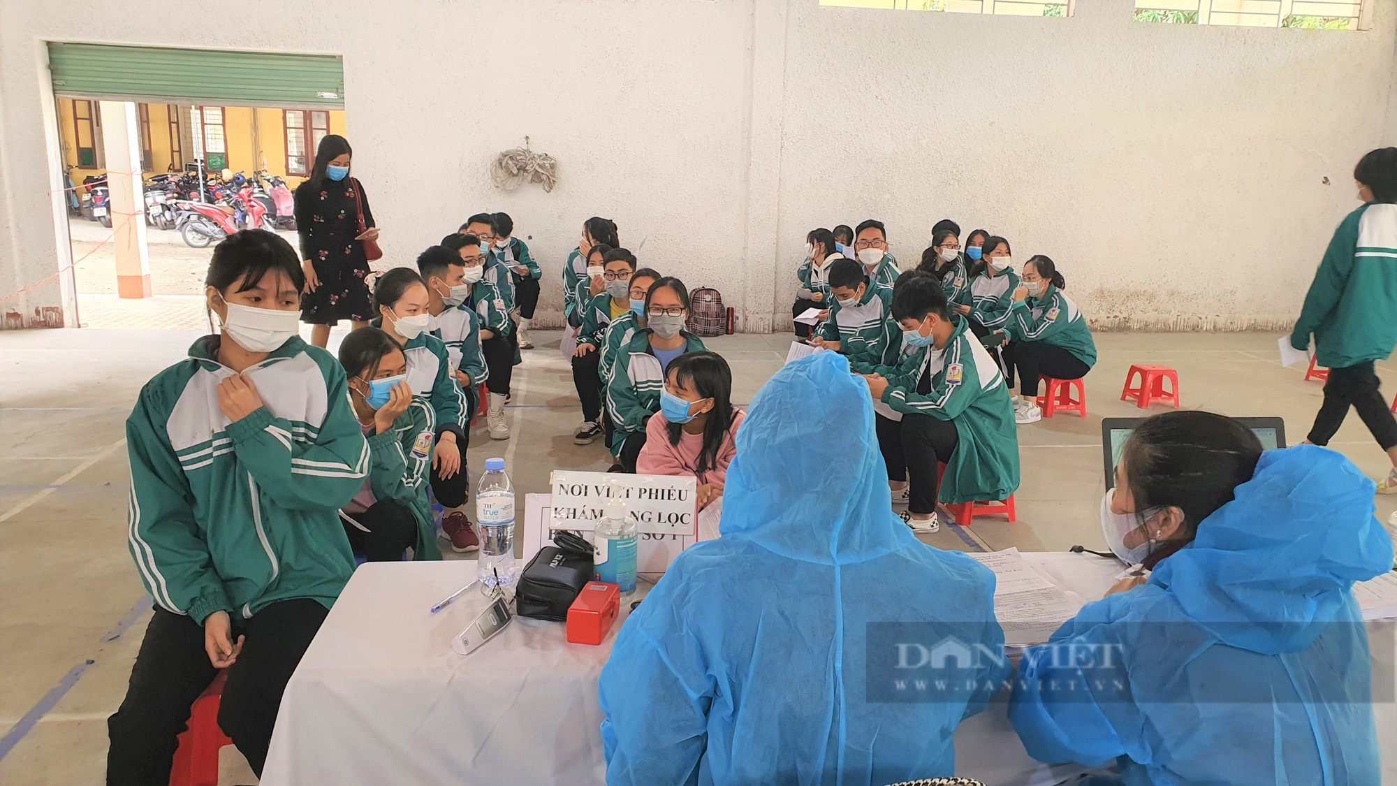 Hà Tĩnh triển khai tiêm hơn 35.000 mũi vaccine phòng Covid-19 cho học sinh cấp 3 - Ảnh 3.
