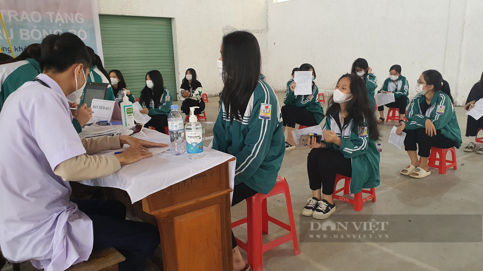 Hà Tĩnh triển khai tiêm hơn 35.000 mũi vaccine phòng Covid-19 cho học sinh cấp 3 - Ảnh 4.