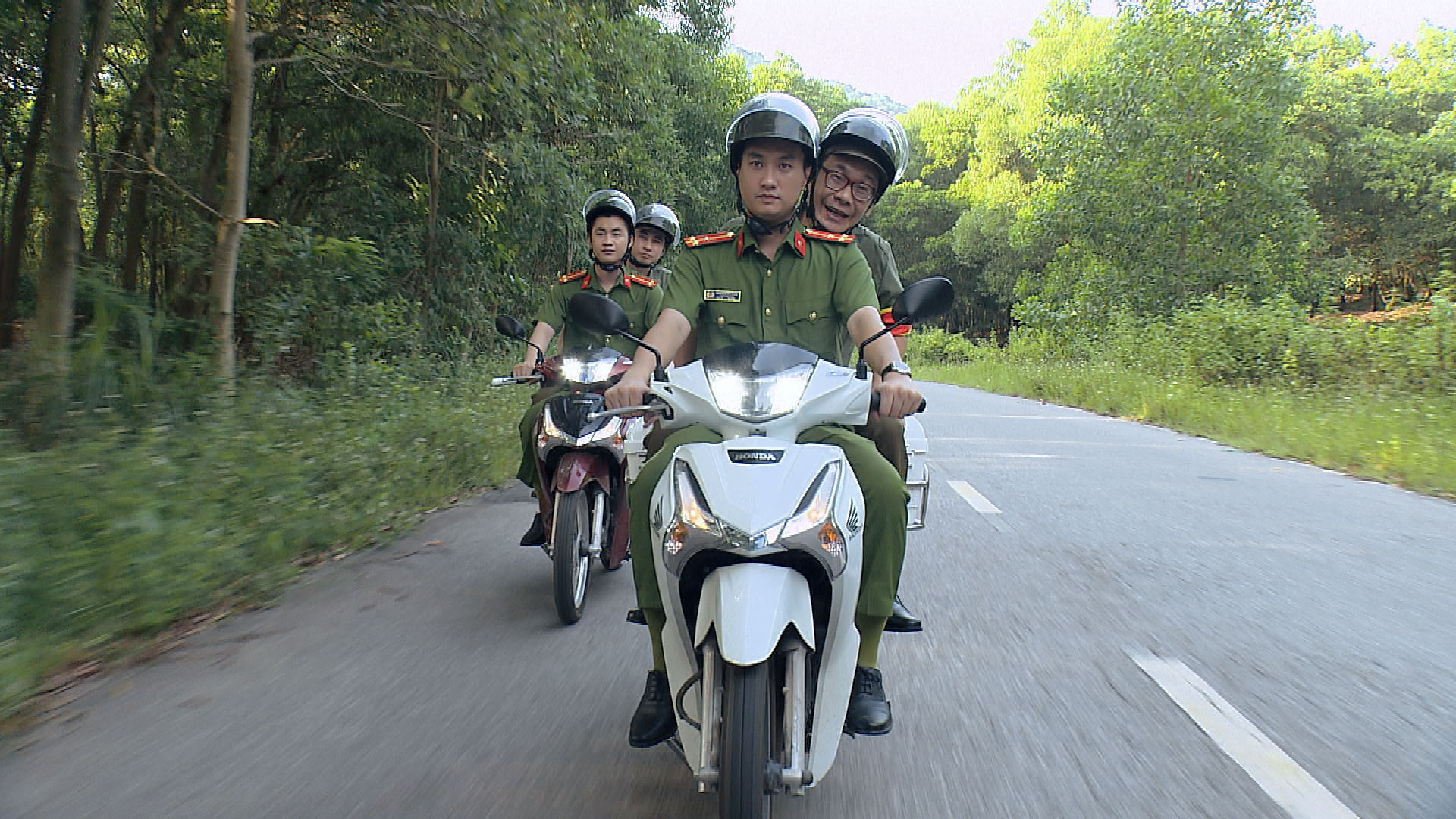 Phim mới trên VTV1: Chuyện về người dân đang mắc chứng &quot;ngộ độc tiền&quot; - Ảnh 4.