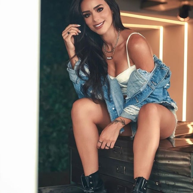 Ngồi hớ hênh, bạn gái Neymar ngượng chín mặt vì lộ nội y - Ảnh 6.