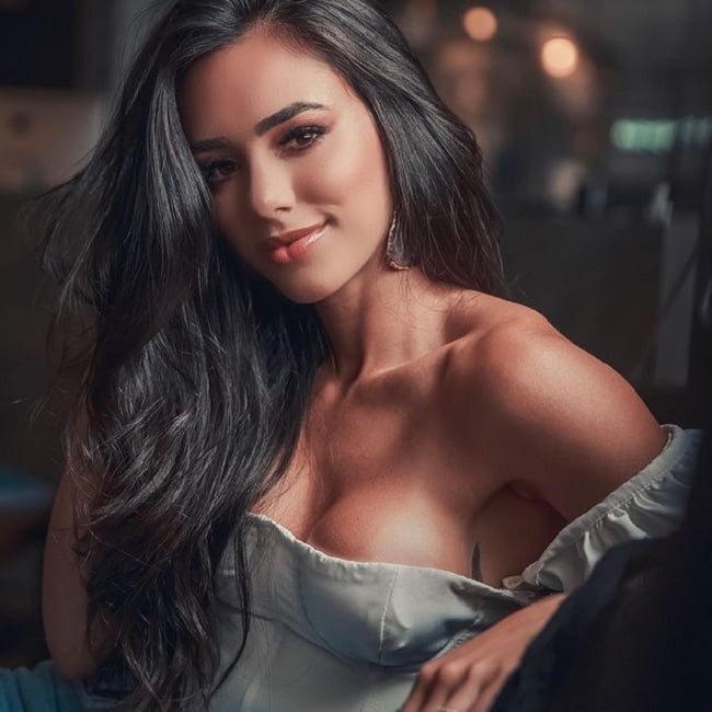 Ngồi hớ hênh, bạn gái Neymar ngượng chín mặt vì lộ nội y - Ảnh 7.