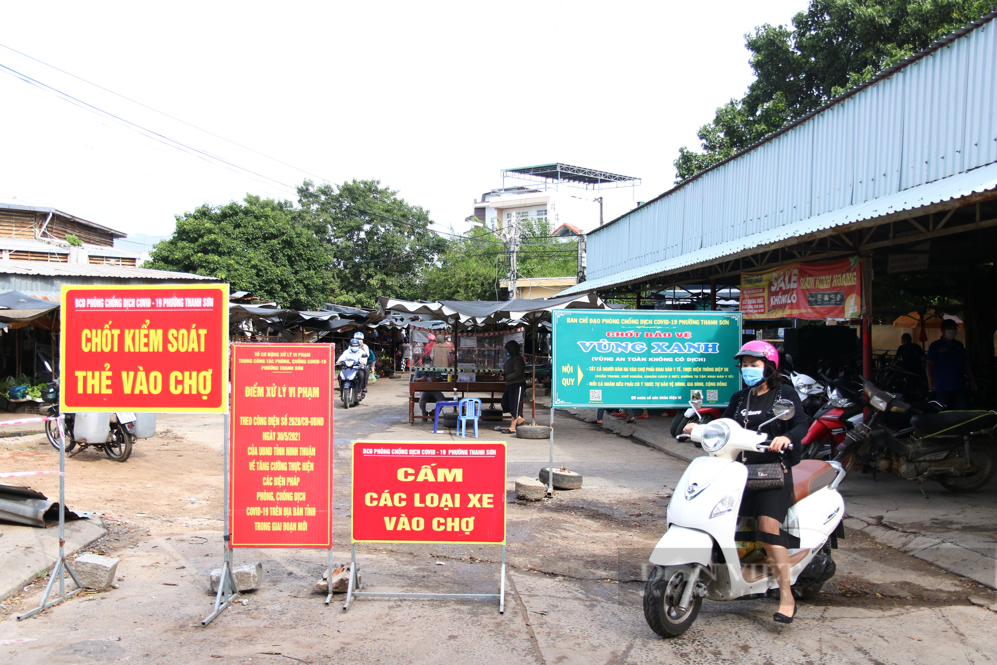Ninh Thuận: Nhiều ca nhiễm Covid-19 trong cộng đồng, TP.Phan Rang-Tháp Chàm nâng lên mức nguy cơ cao - Ảnh 3.