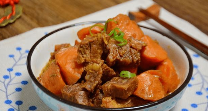Hầm thịt bò cho muối trước, làm sai cách bảo sao thịt dai, không thơm - Ảnh 1.