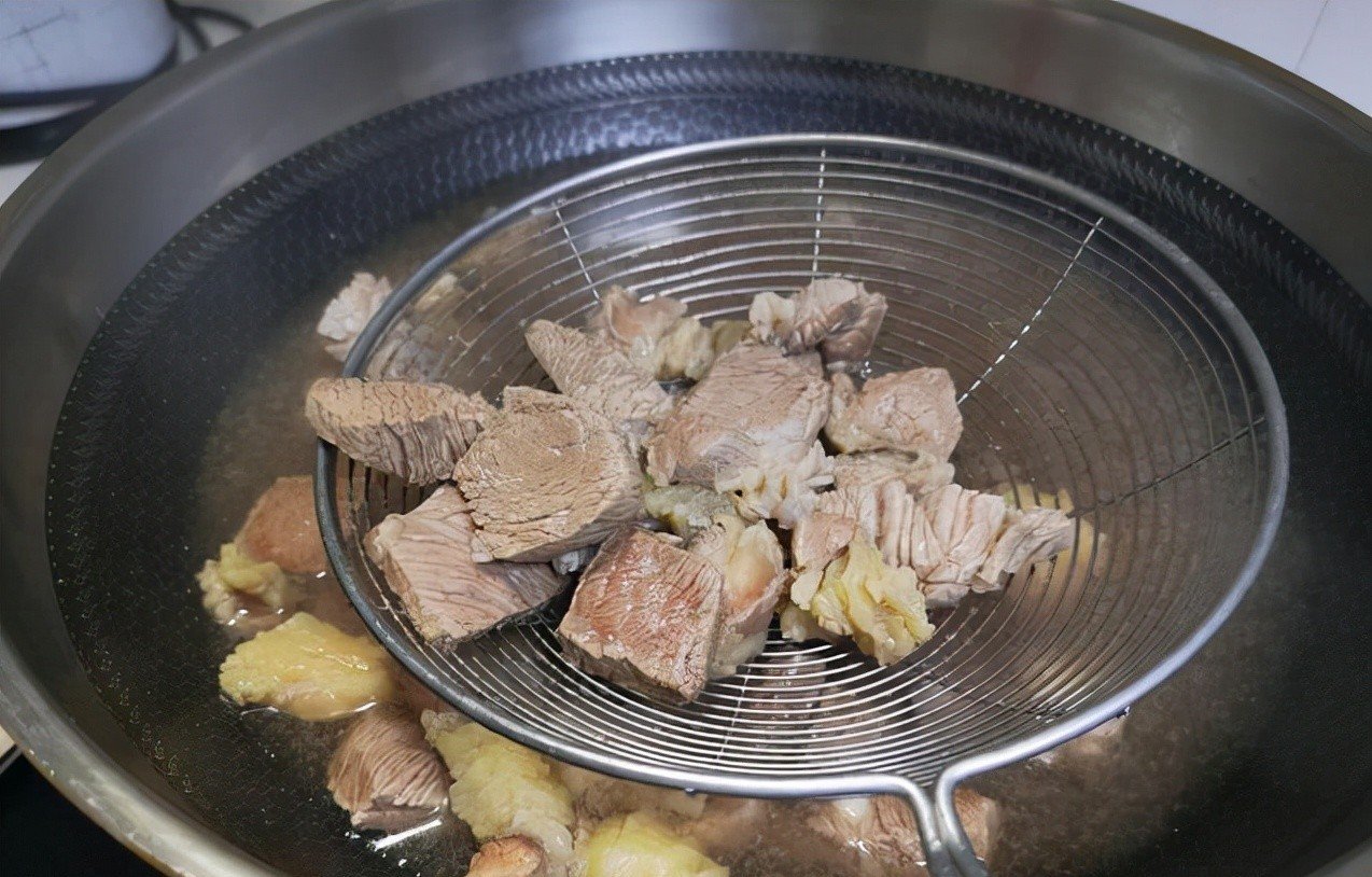 Hầm thịt bò cho muối trước, làm sai cách bảo sao thịt dai, không thơm - Ảnh 5.