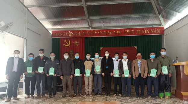 Mường La (Sơn La): Trao sổ BHXH tự nguyện cho nông dân nghèo - Ảnh 1.